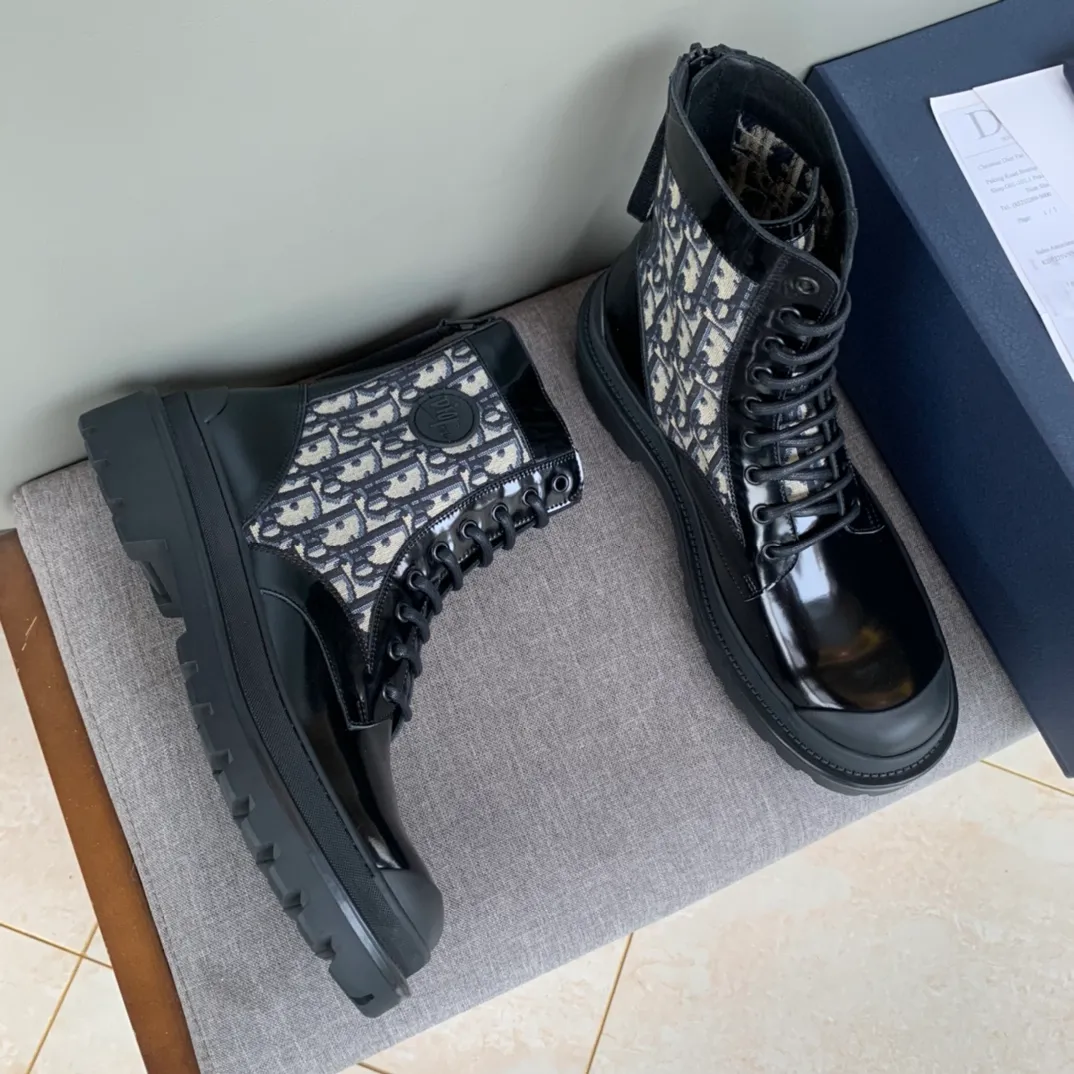 [DIOR] Top P: 920💰 Number of yards: 39~44 (38.45 custom-made, non-refundable) Dior Dior~ Winter series, original 1:1 development Casual men's leather shoes Made with heavy investment, shoes and boots are made of imported cowhide + imported Dior special fabric Not easily deformed black cowhide lining Dior large hardware inlay Original TPU vacuum outsole, black cowhide Black open edge beads Military green suede Black suede Khaki suede leather is crafted by a large factory, and the perfect product is only prepared for you who know your taste! Any comparisons are welcome.